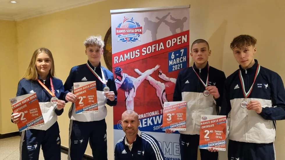 Här är medaljörerna Anna Holmström, Linus Vesterlund, Aron Söderlund och Frederik Emil Olsen. Niklas Andersson, tränare, är sittande.