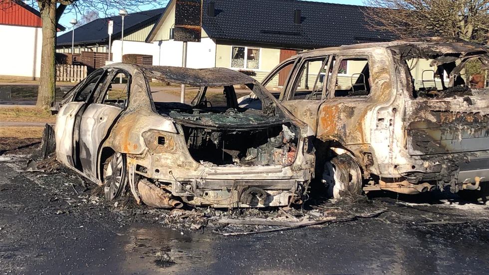 Bilar totalförstördes i brand under natten mot måndagen.