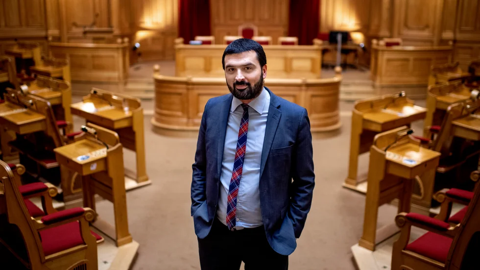 Ali Esbati (V) vill att nyexaminerade studenter tillfälligt ska få rätt till a-kassa. Arkivbild.