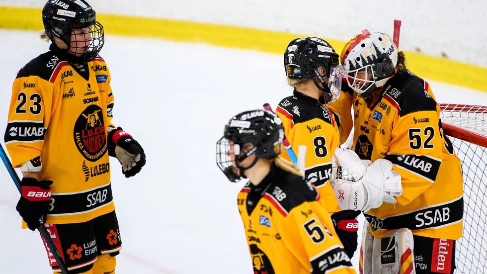 Sara Grahn får kramar av lagkamraterna efter att ha spikat igen mot AIK.