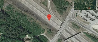 Lastbil stillastående på E20 - helt stopp i ett körfält