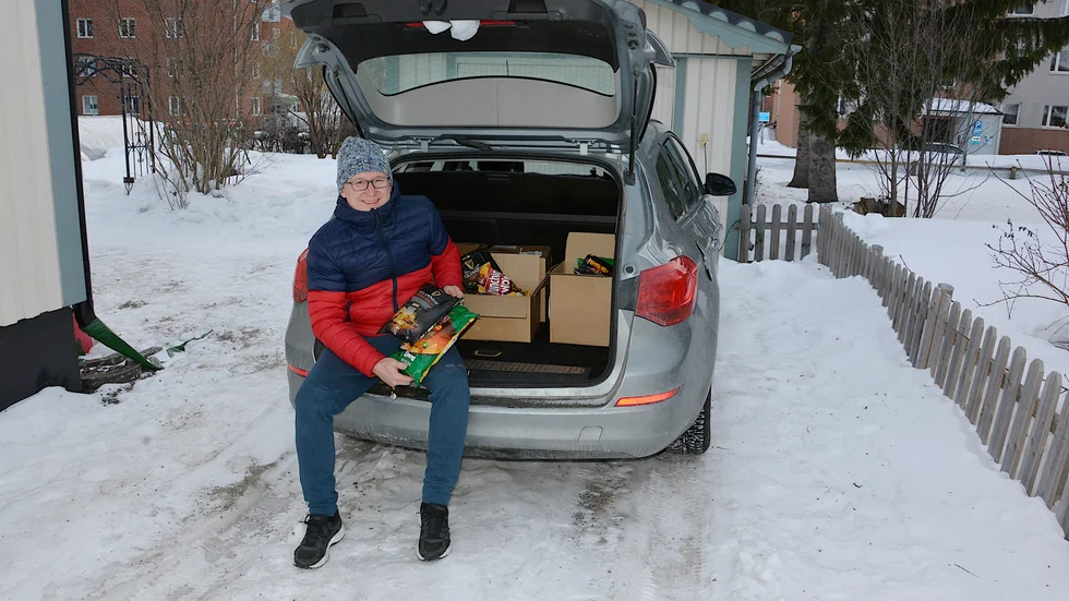 Alexander Denevald kör numera ut chipsen i egen bil eftersom han tvingats stänga sin kiosk. " Efter covid gick försäljningen ned markant", säger han.