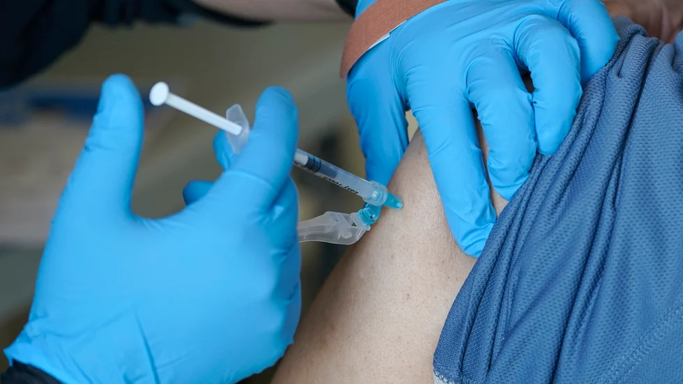 En vaccindos mot covid-19 under utdelning. Inom EU varnas nu för allehanda bedrägeriförsök när länder och regioner erbjuds vaccin som inte finns. Arkivfoto.