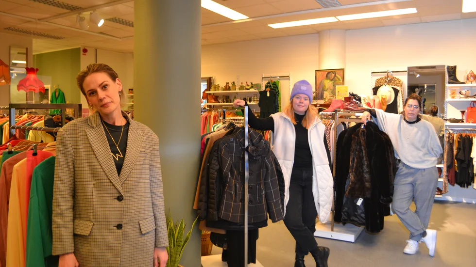 Här står F/Aktivisterna på nya secondhand butiken Returpunkt i Luleå. Från vänster Veronica Wendin, Matilda Svahn och Moa Szybalsky Hjalmarstål.