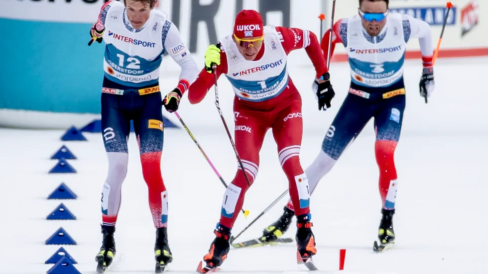 Norges Johannes Høsflot Klæbo gick först i mål på skid-VM:s avslutande femmil men diskades efteråt på grund av den här incidenten, då ryssen Alexander Bolsjunovs stav gick av i början av upploppet.
