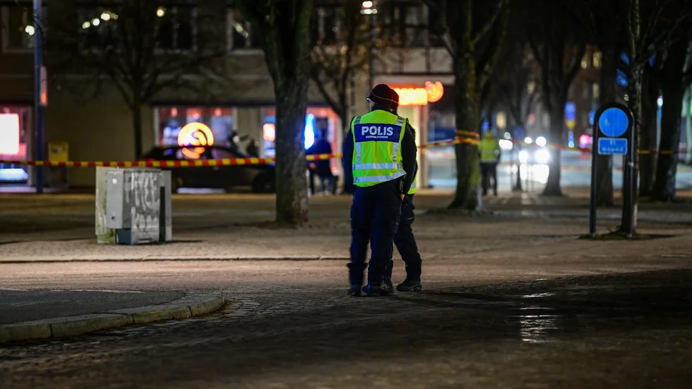 Polis bevakar den plats i centrala Vetlanda där en man på onsdagen attackerade flera personer med ett tillhygge.