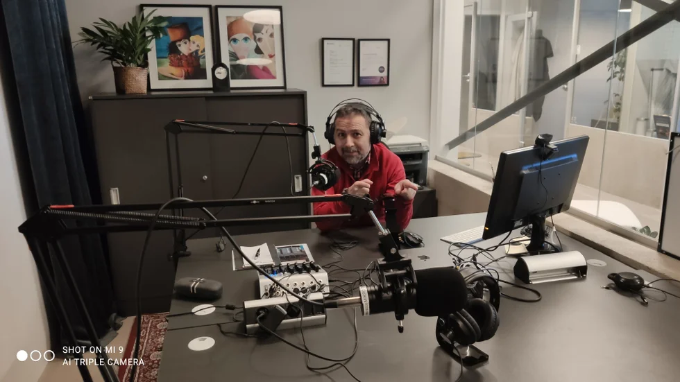 Grundaren Luis Palma Aguierre i studion. "Hälsoäventyr senior" med Knivstabon Monica Jonsson och "Ekonomi med hjärtat" med Irene Jansson är två av programmen som sänds härifrån varje vecka.