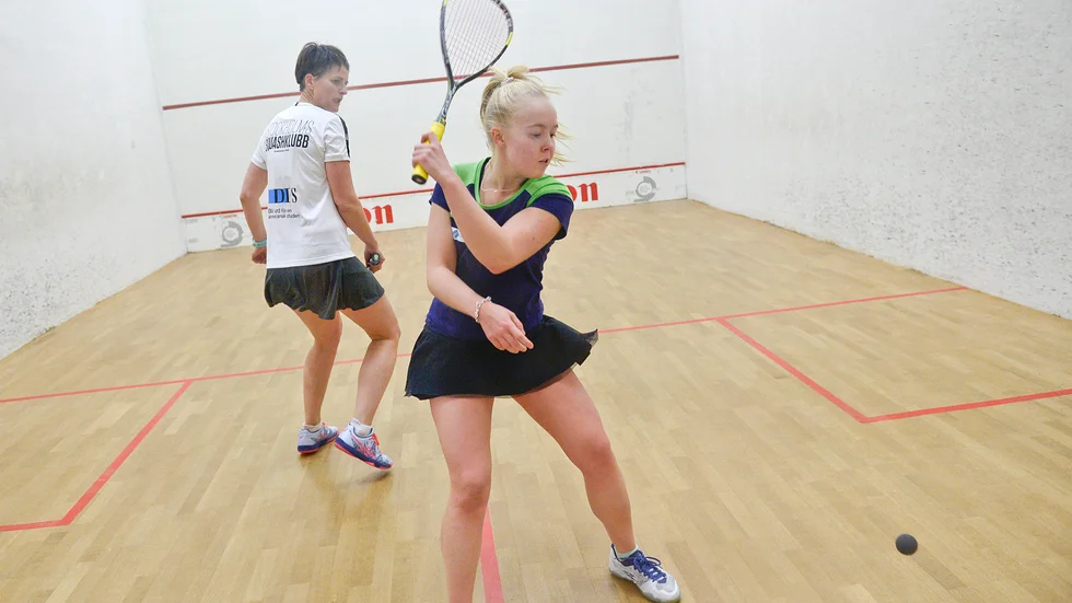 Anna Kaiding och de andra för vänta på starten av squashens elitserie.