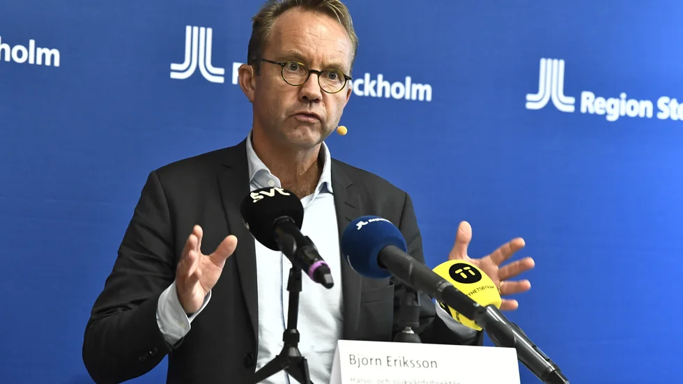 Region Stockholms hälso- och sjukvårdsdirektör Björn Eriksson vädjar till stockholmarna att skärpa sig och begränsa antalet sociala kontakter.