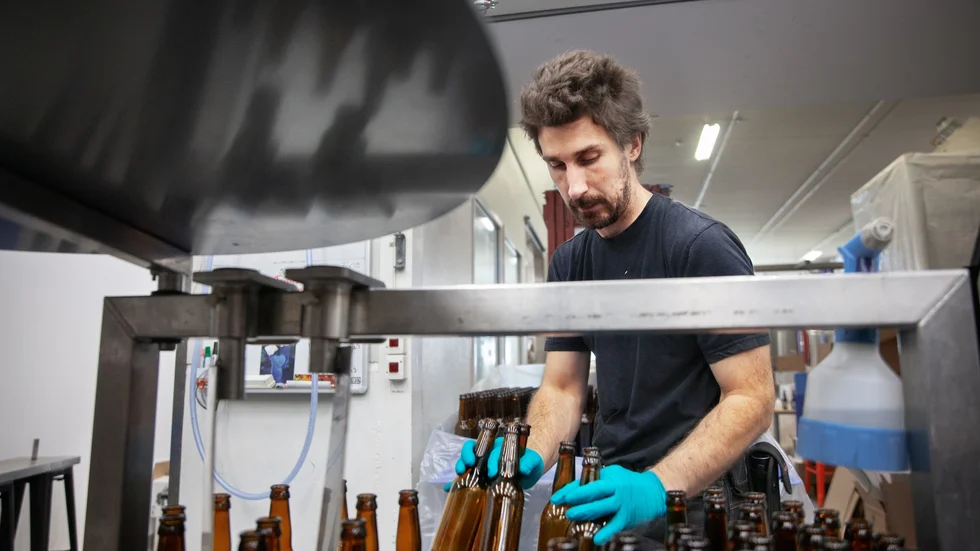 Nicklas Phil hanterar de flaskor som precis blivit färdiga hos hos Uppsala brygghus. Till årets julhandel har de lanserat en alkoholfri julöl och en julmust, som säljs i matbutiker.