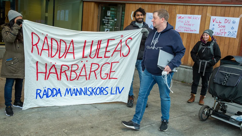 Utanför Kulturens hus, där kommunfullmäktige hölls, möttes ledamöterna av ännu en manifestation för härbärgets framtid. I förgrunden ses Sverigedemokraternas gruppledare Per Göransson.