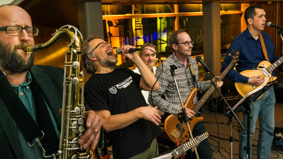 Bluesgruppen Blue Mailbox från Linköping gästar Motala Jazz och Bluesklubb på lördagen.
Bandet består av från vänster Niklas Lüning, Per Hammar, Anders Lundgren, Bo Forsman och Johan Walan.