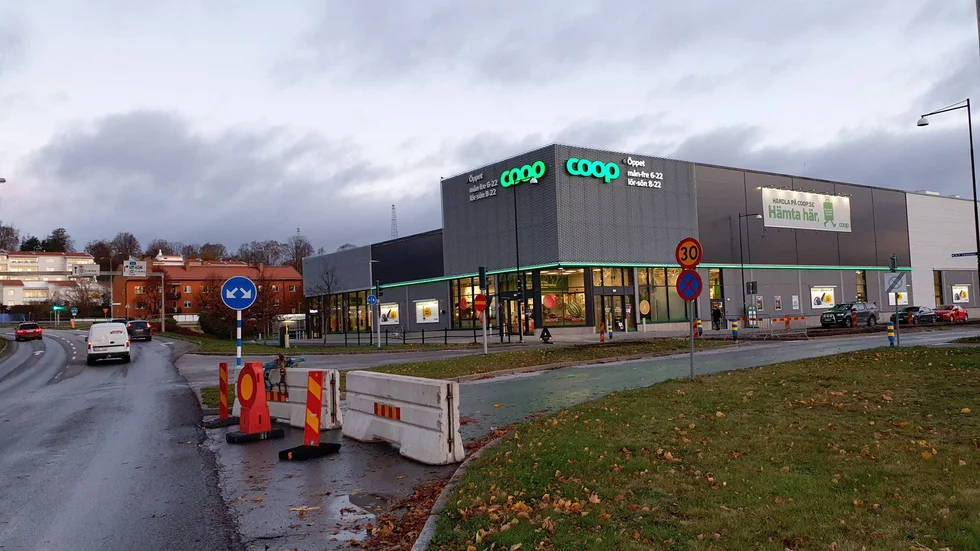 Just nu är ett körfält avstängt på Platensgatan i Motala.