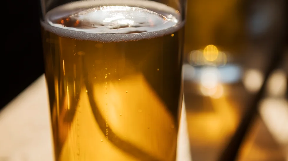 En bartender i Eskilstuna har dömts för misshandel. Han blev arg på en gäst, tog av honom ölen och drog bort barstolen så att gästen föll och bröt armen. (Bilden är tagen i ett annat sammanhang)