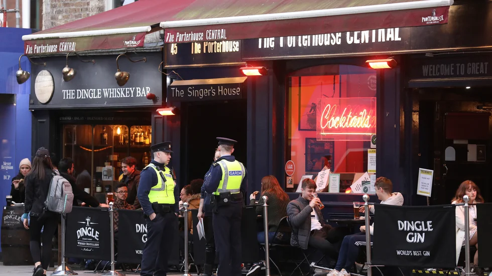 Hårda restriktioner har införts i bland annat Irland. På bilden en pub i huvudstaden Dublin den 21 oktober.