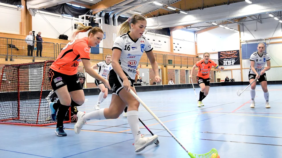 Stockholmslaget Nacka, i vitt, kan spela vidare i SSL trots regionens skärpta lokala råd i coronapandemin. Arkivbild.