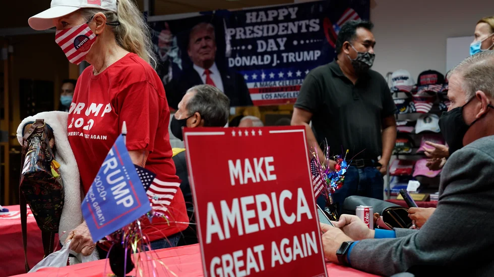 Anhängare till Donald Trump väntar på valresultatet i Stanton, Kalifornien.