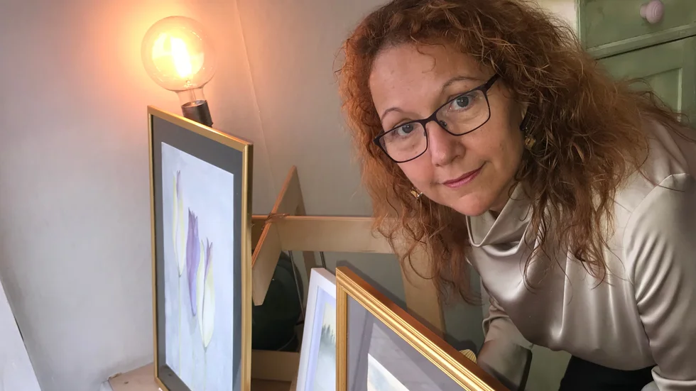 Beatriz Pereira låter lokala konstnärer ställa ut sin konst i redovisningsbyråns skyltfönster. 