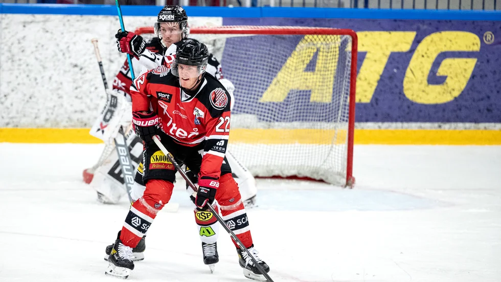 Carl Becker gjorde sin senaste match den fjärde april. Torsdag kväll är det dags igen då Piteå Hockey åker ner till Umeå för att möta Teg.