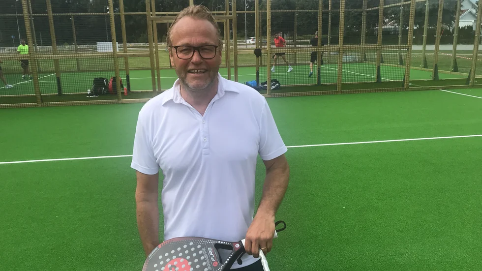 Biträdande kommundirektören Jimmy Szigeti har i veckan testat de nya utebanorna för padel vid tennishallen. I MVT:s intervju om Motalaidrotten pratar han om både bredd och elit. Bland annat om flera nya stöd till Piraterna.