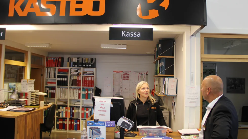 Inger Larsson är en av delägarna till företaget Kastbo. Hon både risar och rosar kommunens arbete med Siggbo-området. Till höger näringslivschefen Lars Ingeberg.