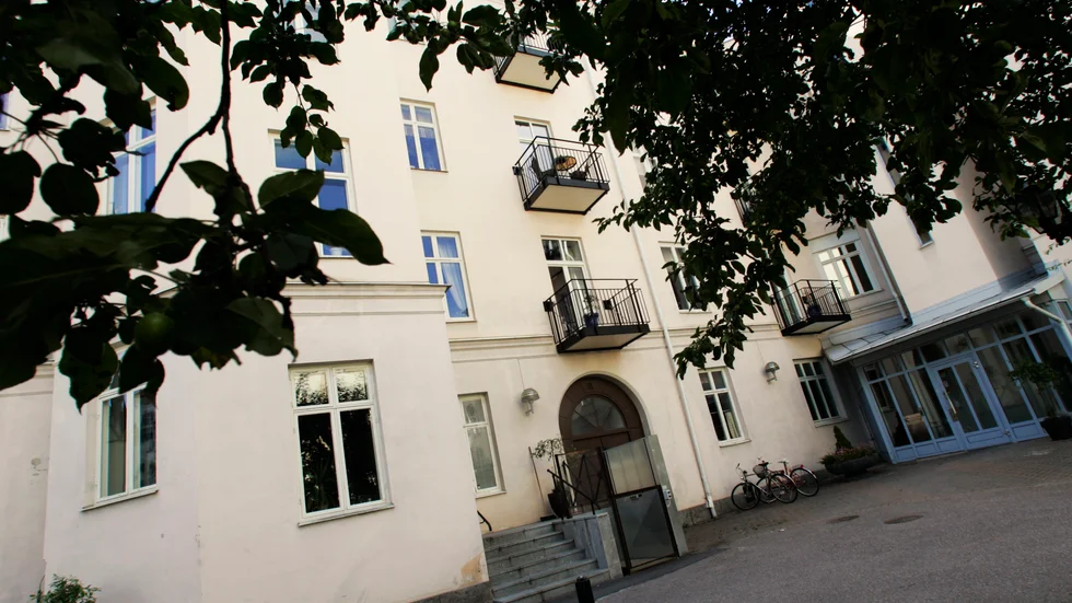 Här på Trädgårdsgatan 12 bodde Ingmar Bergmans mormor. Uppgiften på skylten, om att Bergmans morfar skulle ha ägt huset, är dock felaktig, påpekar skribenten Gunnar Carlsson.