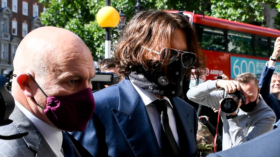 Johnny Depp anländer till domstolen i London.
