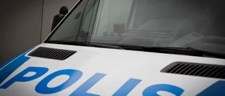 Barn klottrade på bänk och fontän