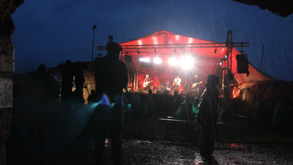Förra årets visfestival blev en i det närmaste utan publik. När bilden togs var det dessutom regn. Hur årets festival kommer se ut återstår att se.
