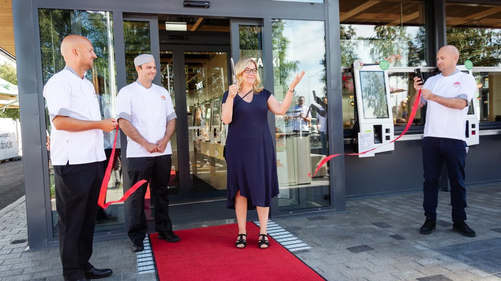 Luleås kommunalråd, Lenita Ericsson (S), invigde Max nya hamburgerrestaurang på onsdagsförmiddagen. På bilden syns hon tillsammans med koncernchefen Richard Bergfors, vice koncernchefen Christoffer Bergfors och en från personalen. 