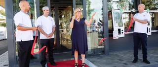 Folkfest när Luleås hamburgerrestaurang invigdes