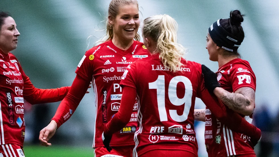 Nina Jakobsson jublar efter ett mål tidigare i våras. På onsdagsaftonen blev hon målskytt på nytt när Piteå knep poäng hemma mot Linköping FC.