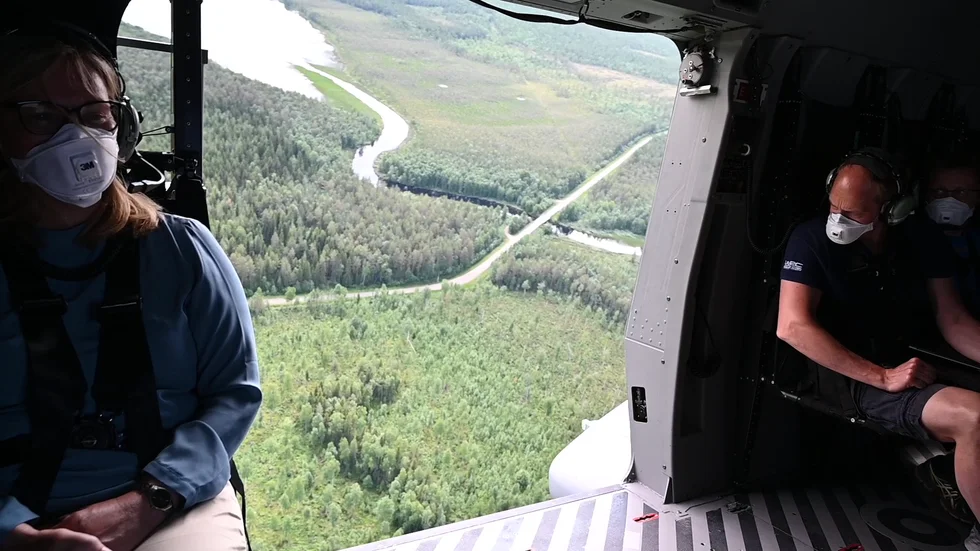 Luleås kommunalråd Lenita Ericson under helikopterresan visade delar av områden som är VM-aktuella.