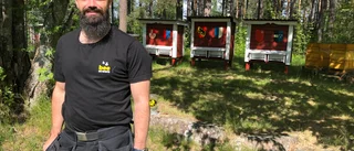 Bisvärm i skorsten fick nytt hem hos Andreas