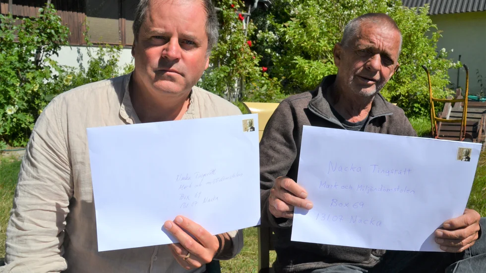 Jesper Kviberg och Bo Danielsson menar bland annat att det finns en stor fara för nedfallande is och snö från masten som skulle kunna skada både hus och människor vintertid.