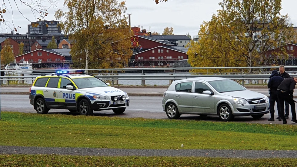 Två bilar krockade på Bodenvägen i Luleå vid 11-tiden förmiddagen.