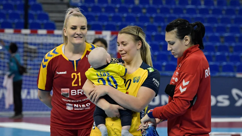 Handbollsstjärnan Isabelle "Bella" Gulldén med sonen Lias efter VM-mötet med Rumänien i japanska Kumamoto förra året. Då bodde Lias med pappa Linus Persson i ett separat rum på spelarhotellet, men något liknande upplägg under stundande EM är troligtvis inte aktuellt på grund av rådande coronapandemi. Arkivbild.
