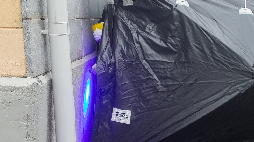 Polisens tekniker undersökte platsen med hjälp av bland annat lampor av uv-karaktär.