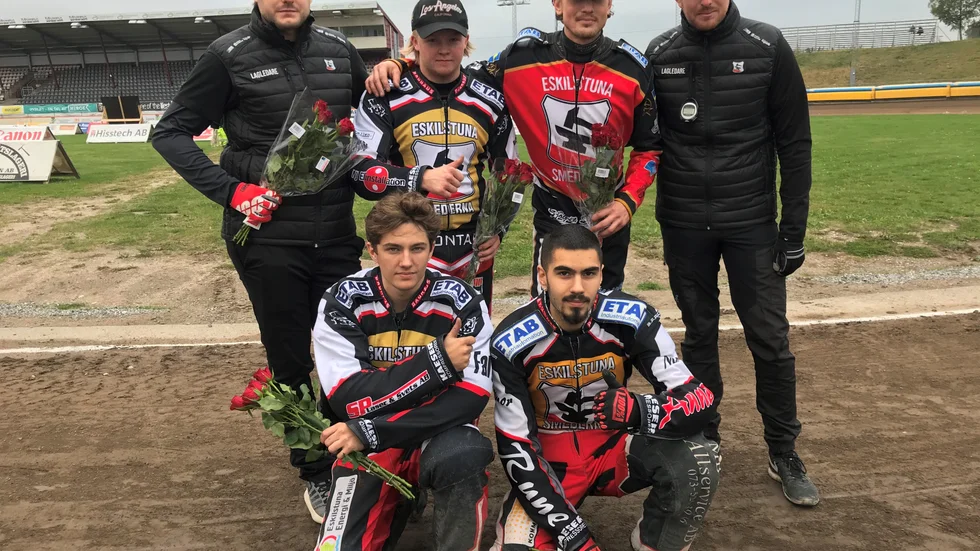Smederna gjorde en fin insats och var totalt överlägset i söndagens division-kamp på hemmaplan. På bilden syns Alexander Edberg (lagledare), Max Belsing, Linus Eklöf, Felix Andersson (lagledare) samt sittande Alexander Jacobsson Sundkvist och Johannes Stark.