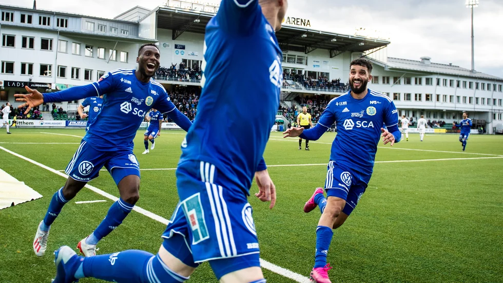 Omar Eddhari, till höger, har skrivit på för Dalkurd. Tidigare har han bland annat spelat i Sirius.