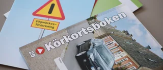 Kvinna skickade 20 år yngre vän till förarprov