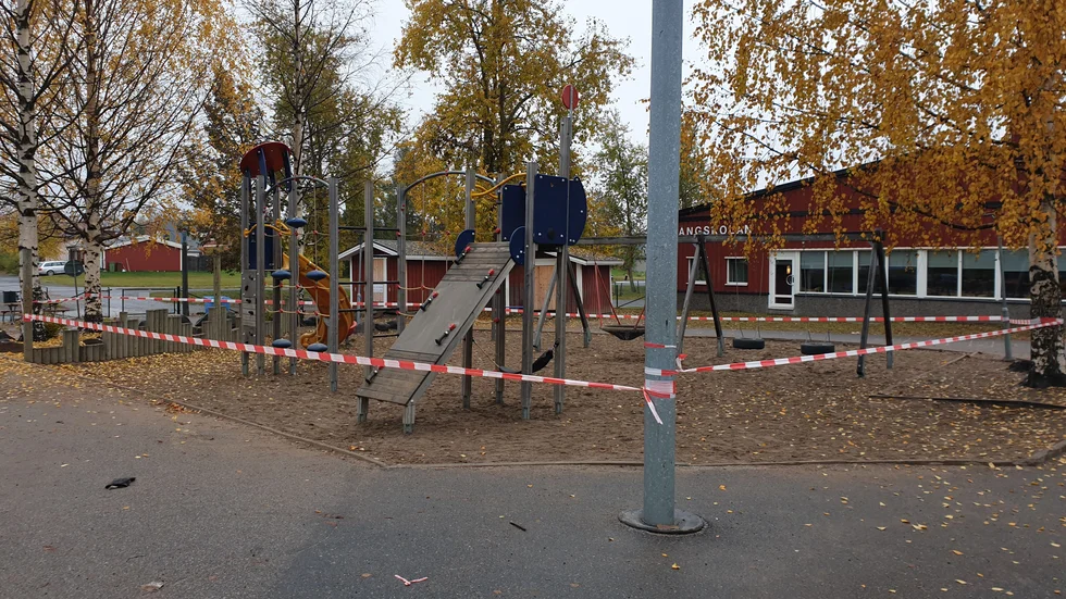 Klätterställningar och gungor är avstängda på Ängsskolan. Frågan är om hela sandområdet måste grävas upp och sanden bytas ut?