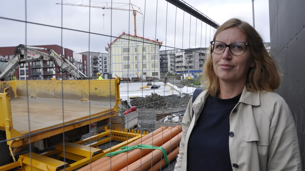 Arbetet pågår för fullt i Bäcklösa med Uppsalahems bostäder med lägre hyra. De byggs i två etapper, berättar Sara Westberg, fastighetsutvecklingschef vid Uppsalahem.