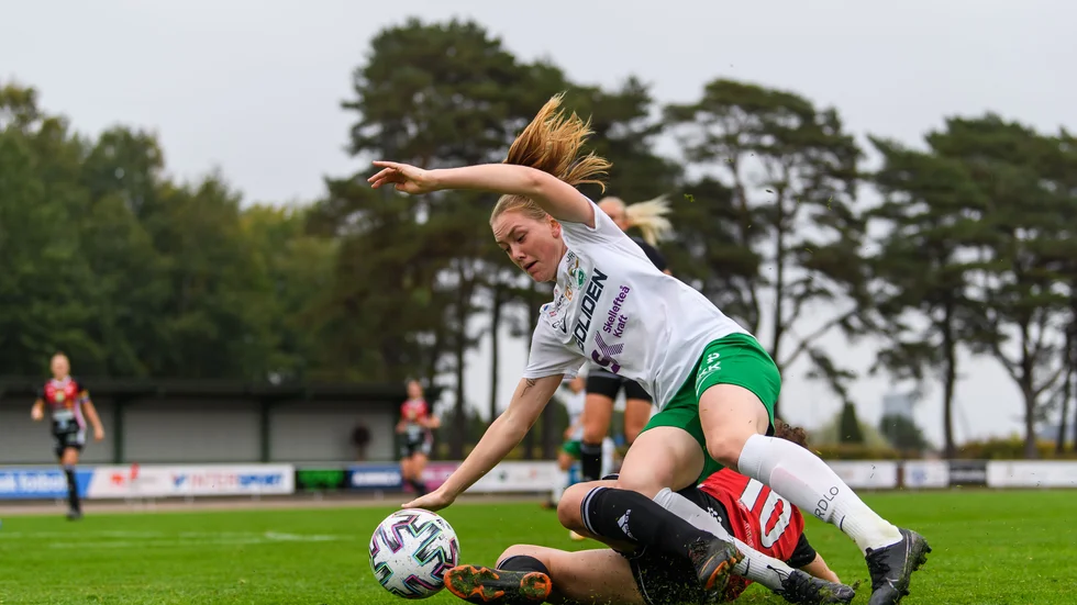 Lina Pettersson i kamp med en Lidköpingspelare.