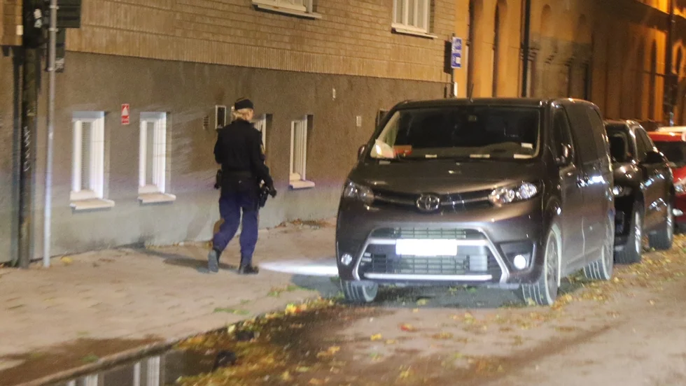 Under måndagskvällen genomsökte polisen området runt Vaksala torg.