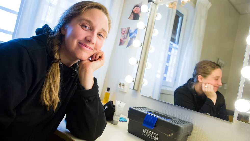 Nora Bredefeldt kommer från en riktig teaterfamilj: "Jag har sprungit runt på teatern redan som barn när farmor Sara Arnia jobbade här".