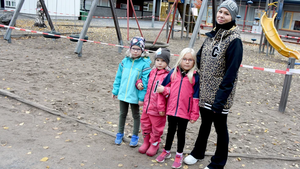 Sussie Holmström med döttrarna Ronja och Vilda längst till vänster och Maria Vikströms dotter Linn närmast bredvid, är ledsna och arga över skadegörelsen.