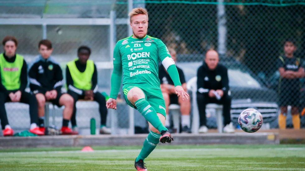 Emil Johansson, mittfältare i Bodens BK, är en av totalt sex spelare som har chansen att utses till bästa division 2-spelare i Sverige.