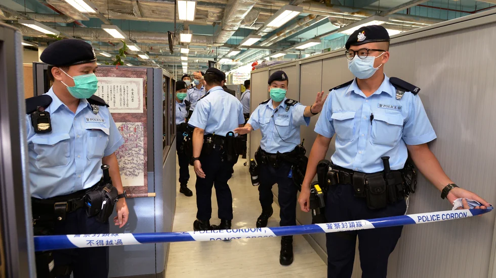 Hongkongpolisen sökte igenom tidningen Apple Dailys högkvarter på måndagen sedan dess grundare Jimmy Lai gripits.