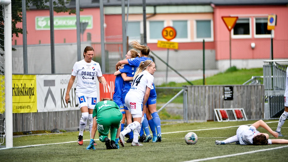 Sunnanå jublar efter att Caroline Murray prickat in 1-0 i den första halvleken.